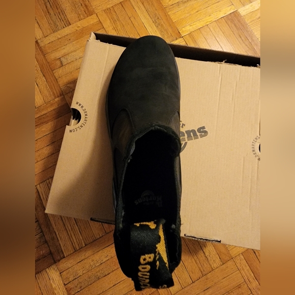 Brand new with box Doc Martens Chelsea boot - Picture 2 of 4